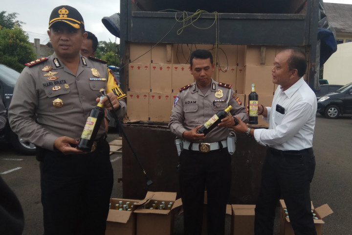 Polisi Sita Truk Pembawa Ribuan Miras di Sumedang