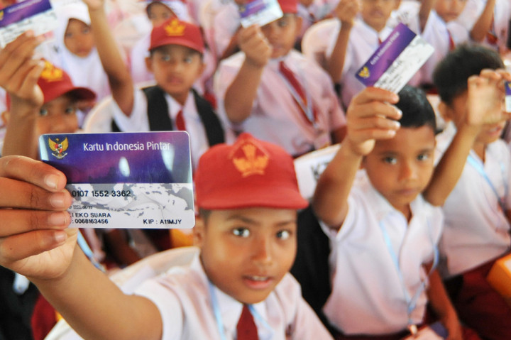 Jokowi Serahkan KIP dan PKH di Dharmasraya