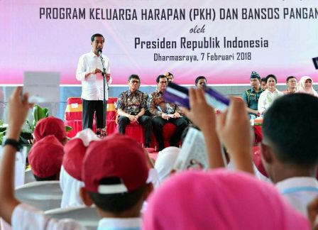 Presiden Serahkan 3.000 PKH dan 1.247 KIP di Dharmasraya