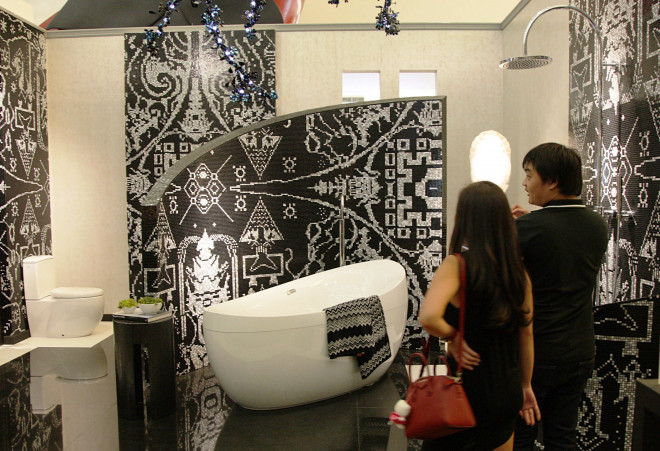 Pasangan suami-istri mendiskusikan model bathtube dalam pameran produk sanitary di Jakarta. MI/Panca Syurkani