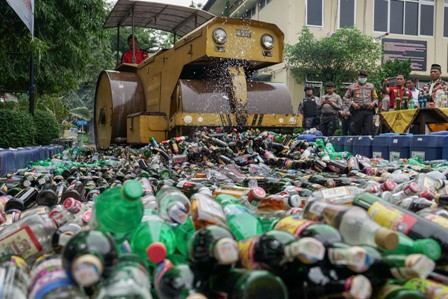 Polisi Musnahkan 10 Ribu Botol Miras