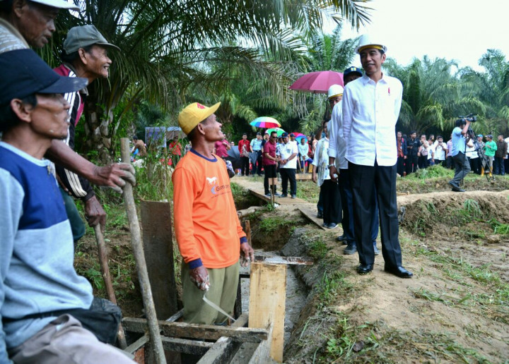Jokowi akan Serahkan 'Kartu Sakti' di Solok