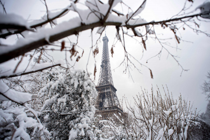 Salju Tebal Lumpuhkan Paris