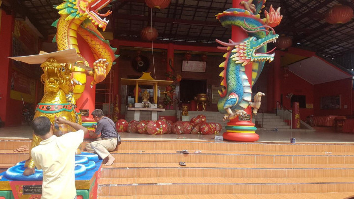 Altar dan Rupang Vihara Mulai Dibersihkan