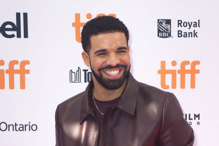 Syuting Video Klip, Drake Bagi-bagi Uang ke Sejumlah Tempat