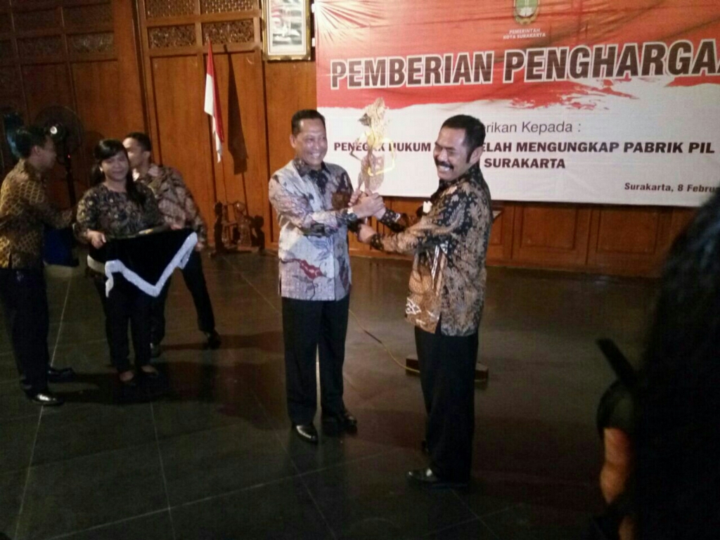 Wali Kota Surakarta FX Hadi Rudyatmo memberikan penghargaan pada Kepala BNN Komjen Budi Waseso dan BNN. (Medcom.id/Pythag Kurniati)
