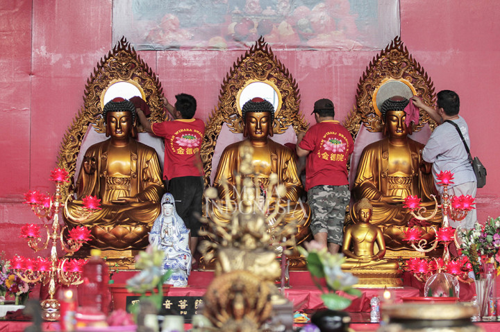 Ritual Pencucian Patung Dewa Jelang Imlek