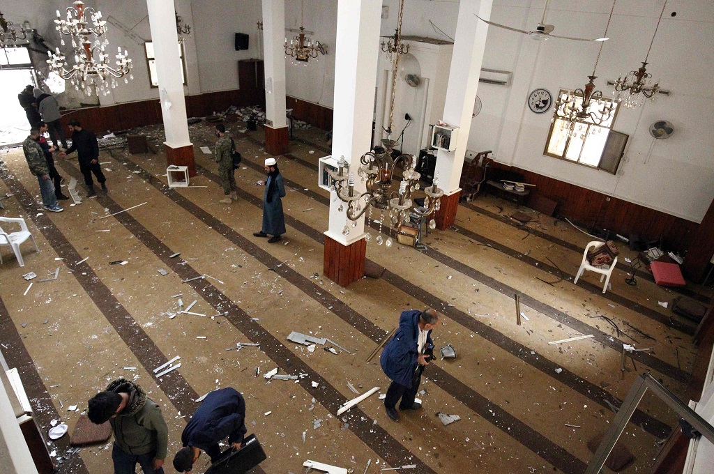 Petugas memeriksa kondisi masjid di Benghazi, Libya, 9 Februari 2018, usai terjadinya ledakan ganda saat ibadah salat Jumat. (Foto: AFP/ABDULLAH DOMA)