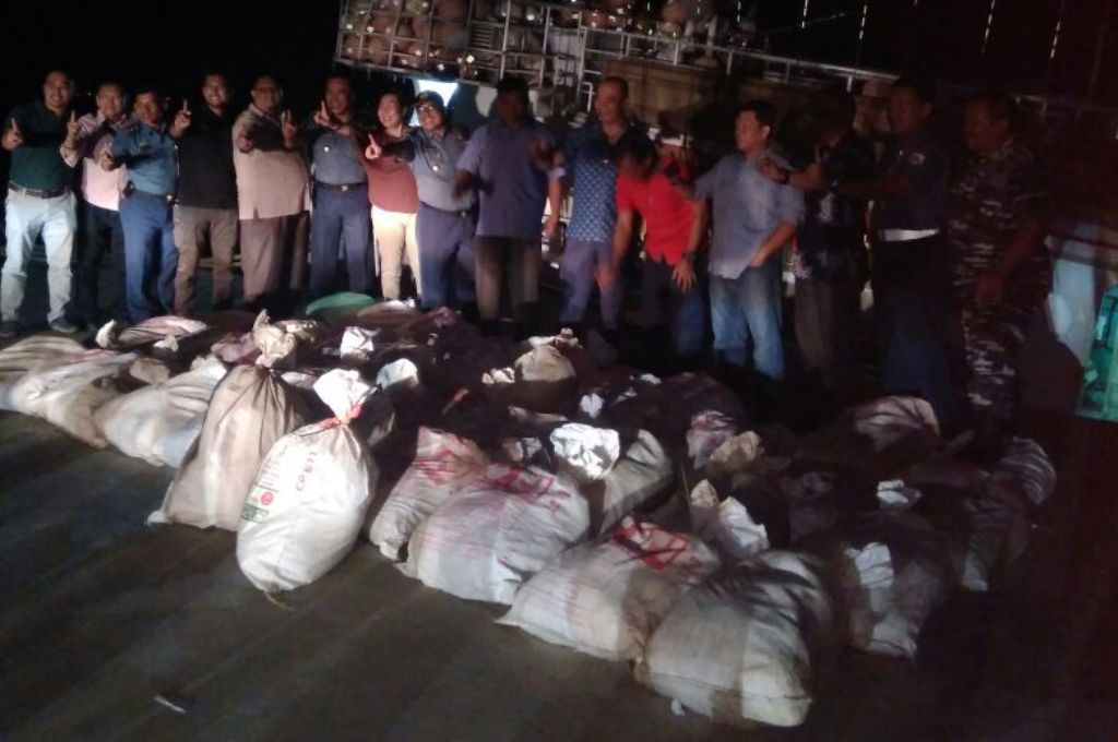 Jajaran TNI AL bersama tim gabungan dari BNN Pusat, Ditjen Bea Cukai, dan Bea Cukai Batam menyita 1.000 kg sabu yang dibungkus dengan karung beras, di atas kapal Sunrise Glory, Batam. (Medcom.id/Anwar Sadat Guna)