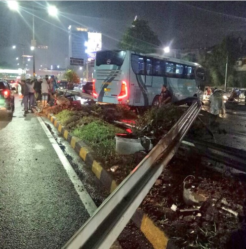 Lalu Lintas Lancar Usai Bus Tabrak Pembatas Jalan  di Tol Senayan