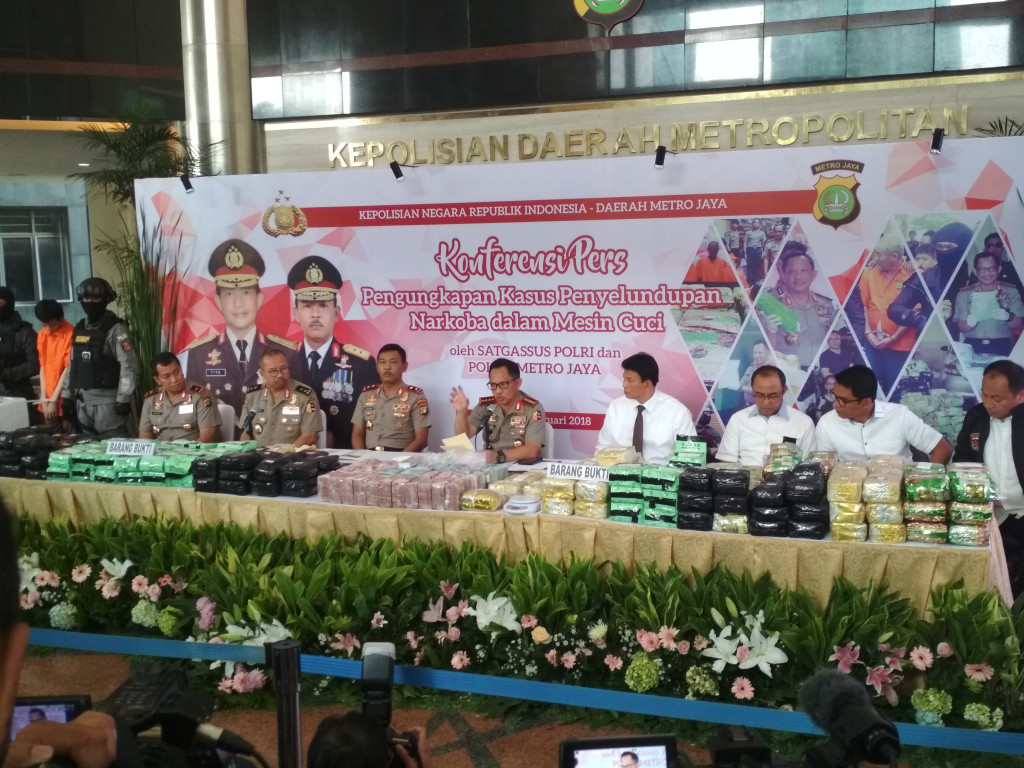 Kapolri Jenderal Tito Karnavian (tengah) bersama jajarannya merilis kasus narkoba/Medcom.id/Deny Irwanto