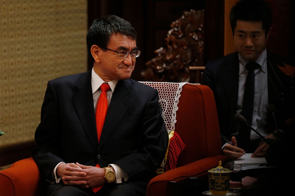 Menlu Jepang Taro Kono dalam kunjungan ke Beijing, 28 Januari 2018. (Foto: AFP/POOL/ANDY WONG)