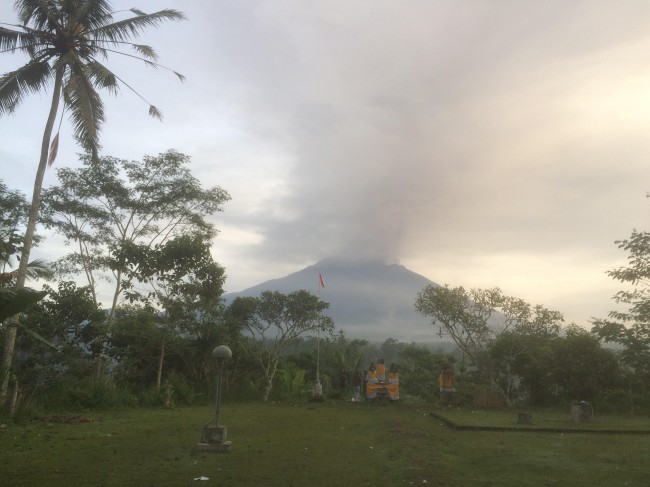 Gunung Agung Kembali Meletus
