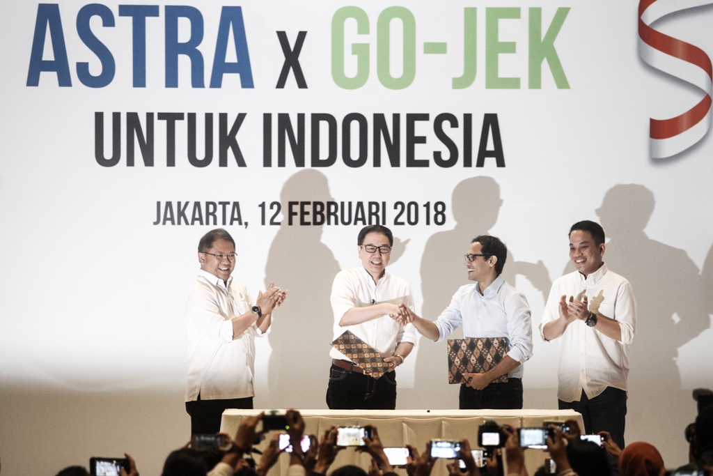 Menteri Komunikasi dan Informatika Rudiantara (kiri) bersama Presiden Go-Jek Andre Soelistyo (kanan) menyaksikan penandatanganan kerja sama Investasi antara Astra Internasional dengan Go-Jek (ANTARA FOTO/Muhammad Adimaja)