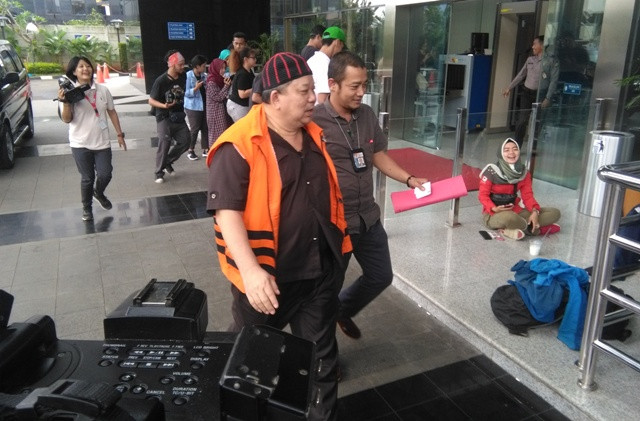 Diburu Wartawan, Penyuap Bupati Rita Berasa Artis