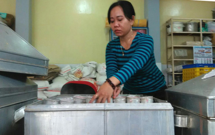 Pembuat Kue Keranjang 'Dipaksa' Lembur Jelang Imlek