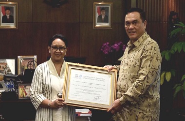 Menlu RI Terima Sertifikat UNESCO untuk Pinisi