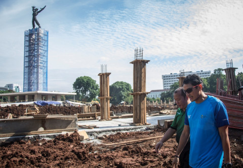 Wakil Gubernur DKI Jakarta Sandiaga Uno (kanan) meninjau proyek