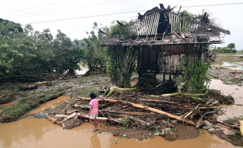 Rumah warga yang porak poranda akibat Badai Sanba. (Foto: AFP)