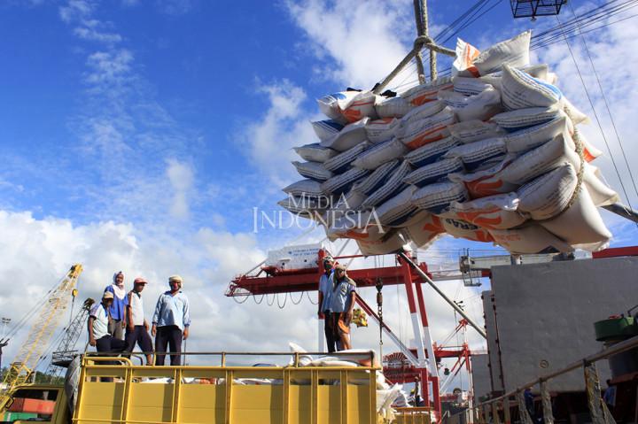 10 Ribu Ton Beras Vietnam Tiba di NTT