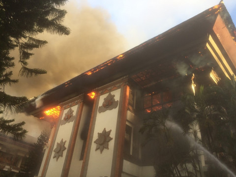 Gedung V kantor Gubernur Bali terbakar. (Medcom.id/Raiza Andini)