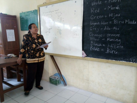 Suranti saat mengajar di SDN Kalangan 184, Jagalan,