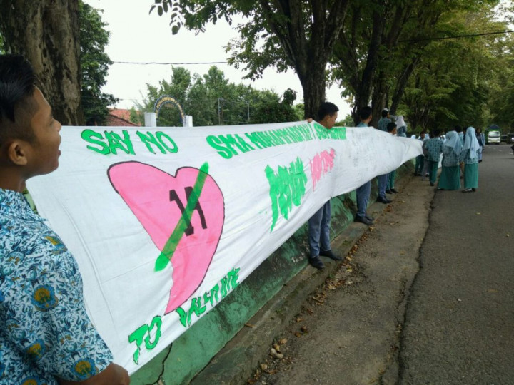 Bagi Siswa di Sumenep, Kasih Sayang tak Perlu Dirayakan