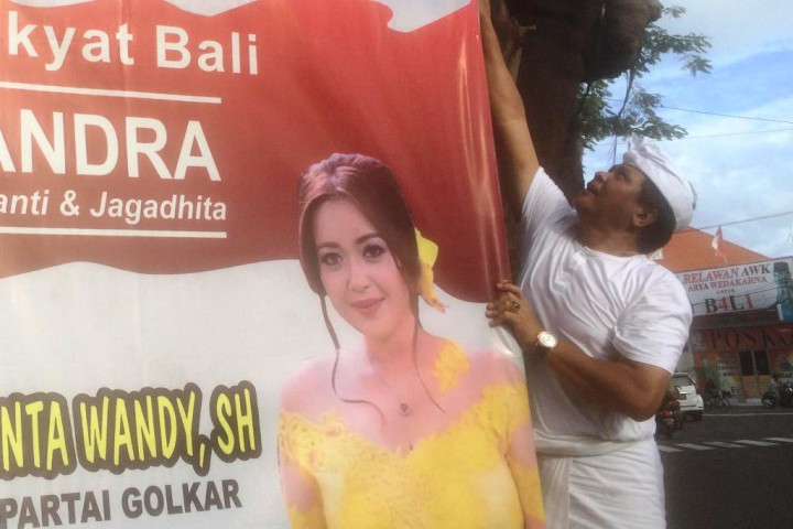 Rai Mantra-Sudikerta Turunkan Baliho Sendiri