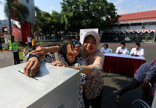 Pemilih Tunanetra Didampingi hingga Bilik Suara