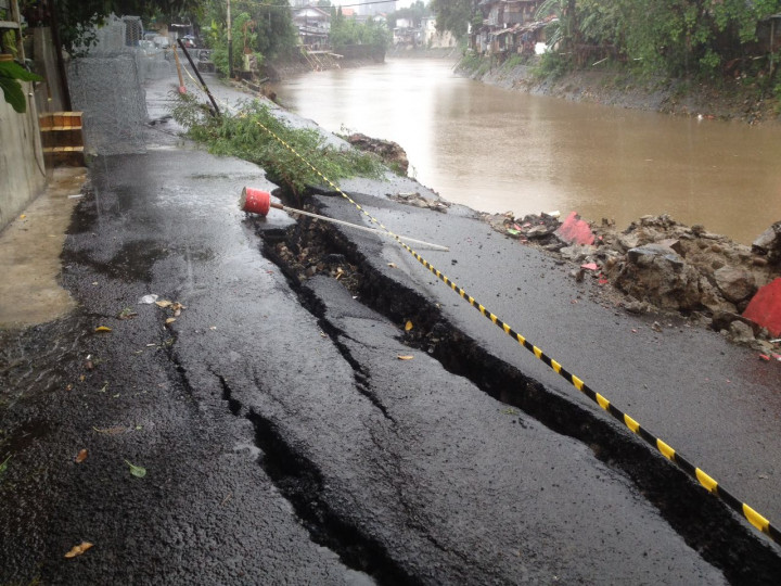Tanggul Pembatas Kali Ciliwung Roboh, PPSU Siaga