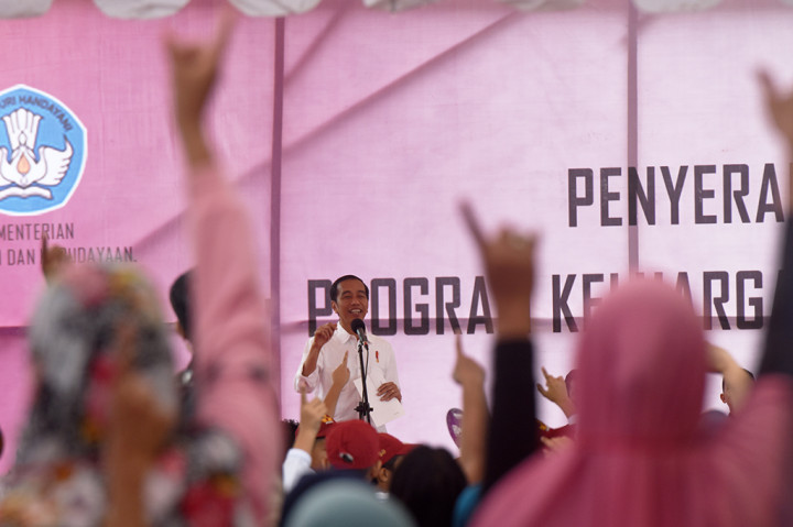 Jokowi Serahkan KIP dan PKH di Gowa