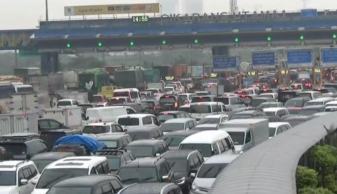 Antrean di Gerbang Tol Cikarang Utama Mengular 5 KM