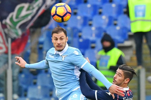 Hadapi Steaua Bukarest, Bek Lazio Galang Dukungan dari Suporter Rival