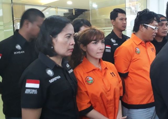 Roro Fitria menggunakan baju tananan. Foto: MTVN/Deny Irwanto