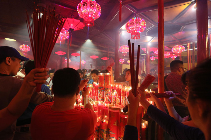 Warga Keturunan Tionghoa Padati Wihara Petak Sembilan