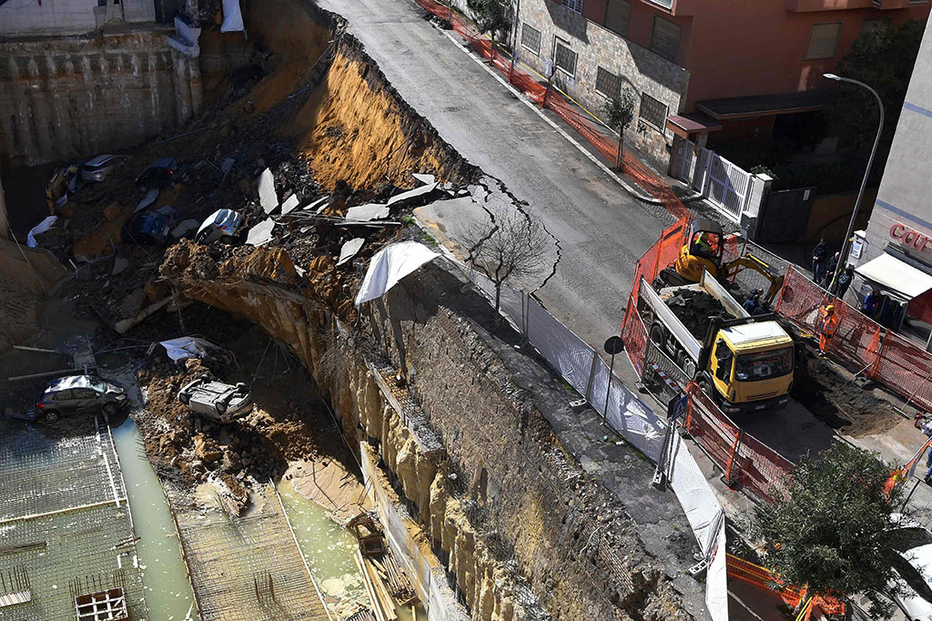 Sinkhole Paksa 22 Keluarga di Roma Dievakuasi