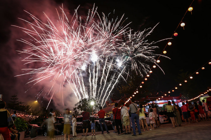 Suasana Malam Pergantian Tahun Baru Imlek di Berbagai Daerah