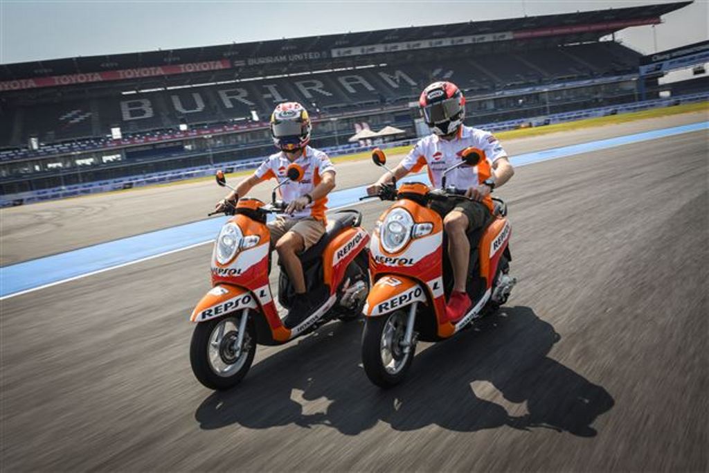 Dani Pedrosa dan Marc Marquez saat meninjau Sirkuit Buriram. (Foto: Racing World)