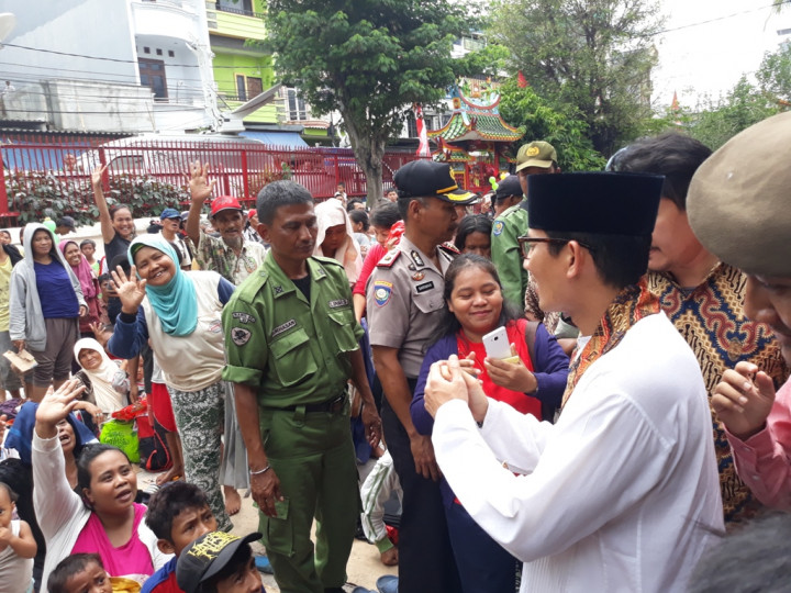 Sandi tak Masalah PMKS Memenuhi Vihara di Hari Imlek
