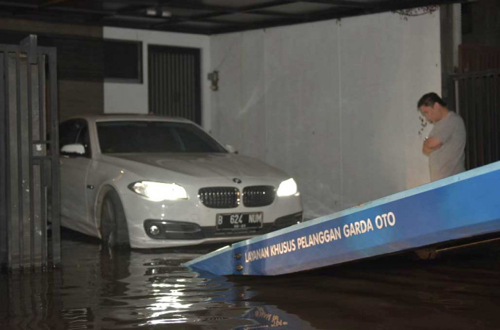 Tantangan Besar Tim Evakuasi Mobil di Kondisi Banjir