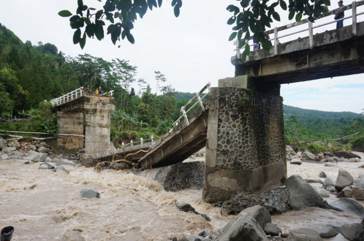 Jembatan Penghubung Antarkabupaten di Pekalongan Putus