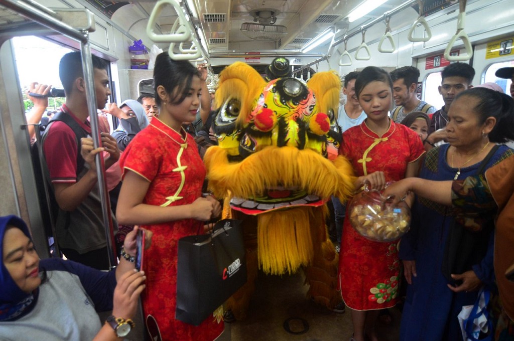 Petugas kereta mengenakan kostum cheongsam untuk menyemarakkan Imlek di Stasiun Bogor, Medcom.id - Rizky Dewantara