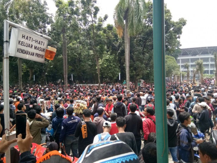 Berburu Tiket, Jakmania Membludak Sejak Pagi di SUGBK