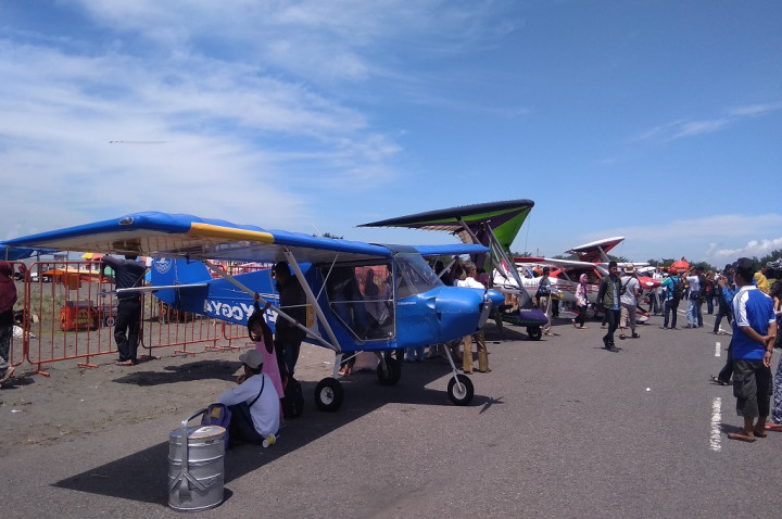 Berakhir Pekan di Pesisir Selatan sambil Saksikan Atraksi Pesawat