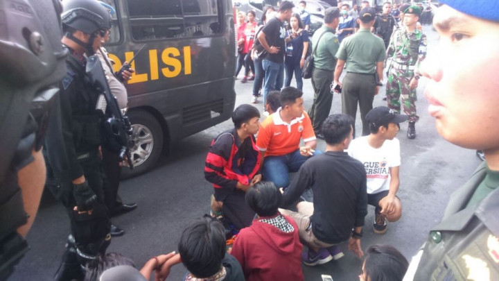 Nekat Masuk ke SUGBK tanpa Tiket, Puluhan Jakmania Diamankan