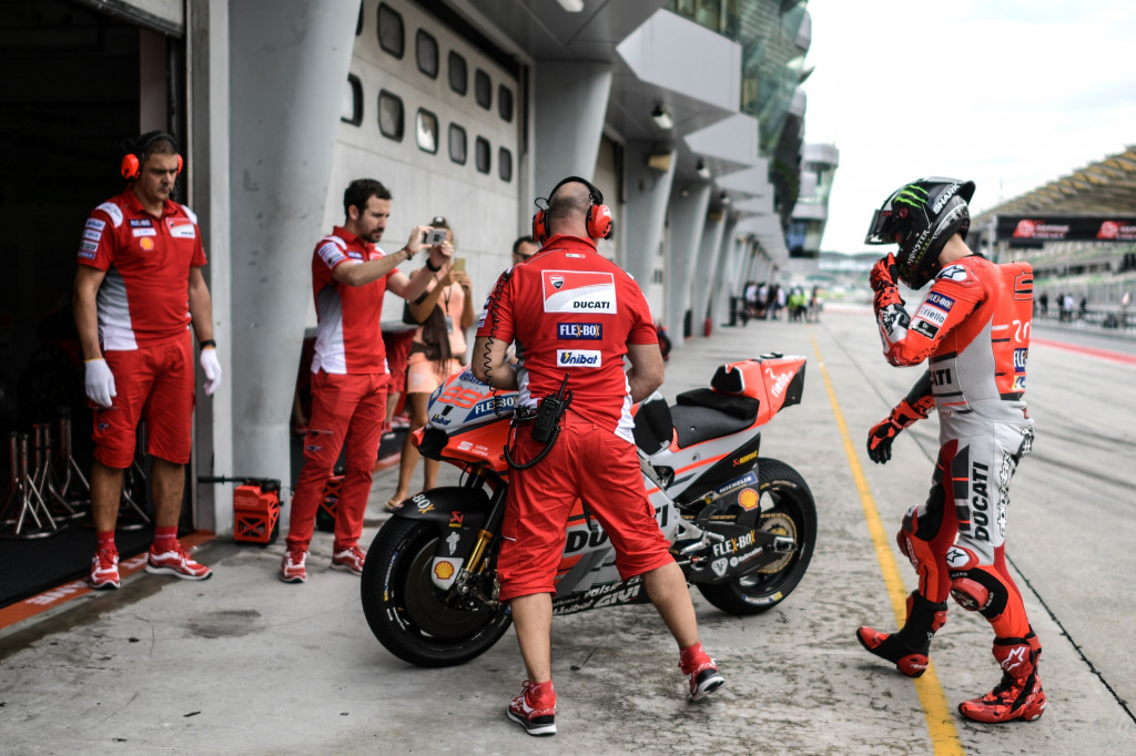 Tim Ducati sedang berada di jalur pit Sirkuit Sepang Malaysia. (AFP PHOTO / MOHD RASFAN)