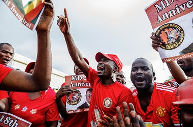 Ratusan Warga Sambut Kedatangan Jenazah Oposisi Zimbabwe