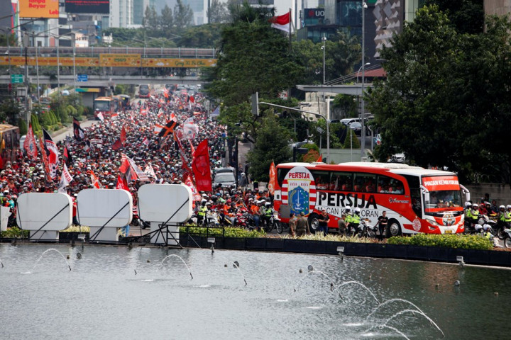 Rayakan Kemenangan, Ribuan Jakmania Pawai ke Balai Kota