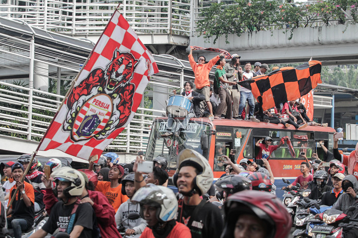 Ribuan Jakmania Rayakan Kemenangan dengan Pawai ke Balai Kota