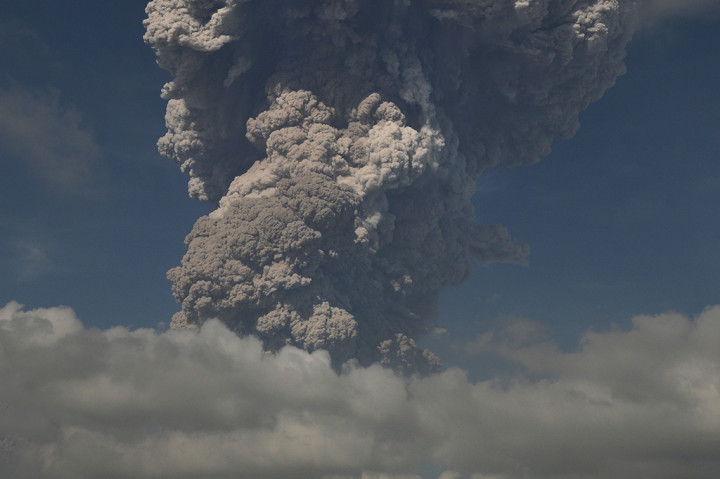 Erupsi, Gunung Sinabung Luncurkan Awan Panas Sejauh 5 Km